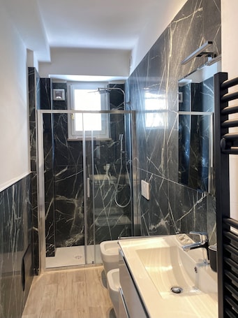 Hair dryer, towels, soap, toilet paper. Small modern apartment 300m from the sea with all necessary services