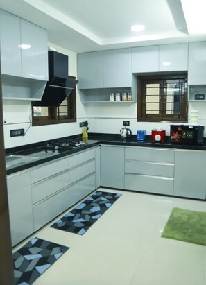 Fridge, microwave, oven, stovetop - Peaceful Home Stay with A/C Gym and Swimming pool (Hyderabad)