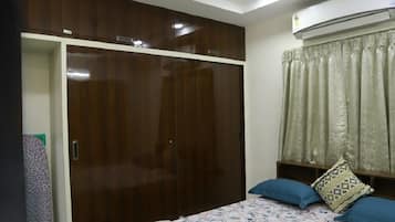 3 bedrooms, desk, iron/ironing board, free WiFi