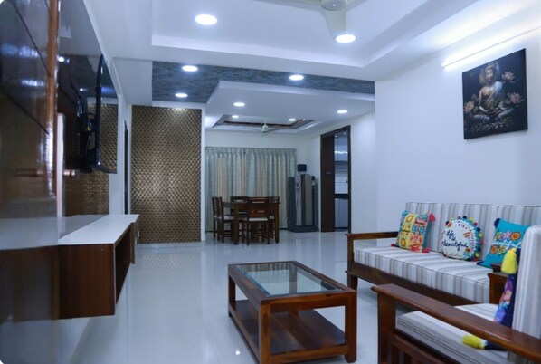 Smart TV, computer monitors - Peaceful Home Stay with A/C Gym and Swimming pool (Hyderabad)