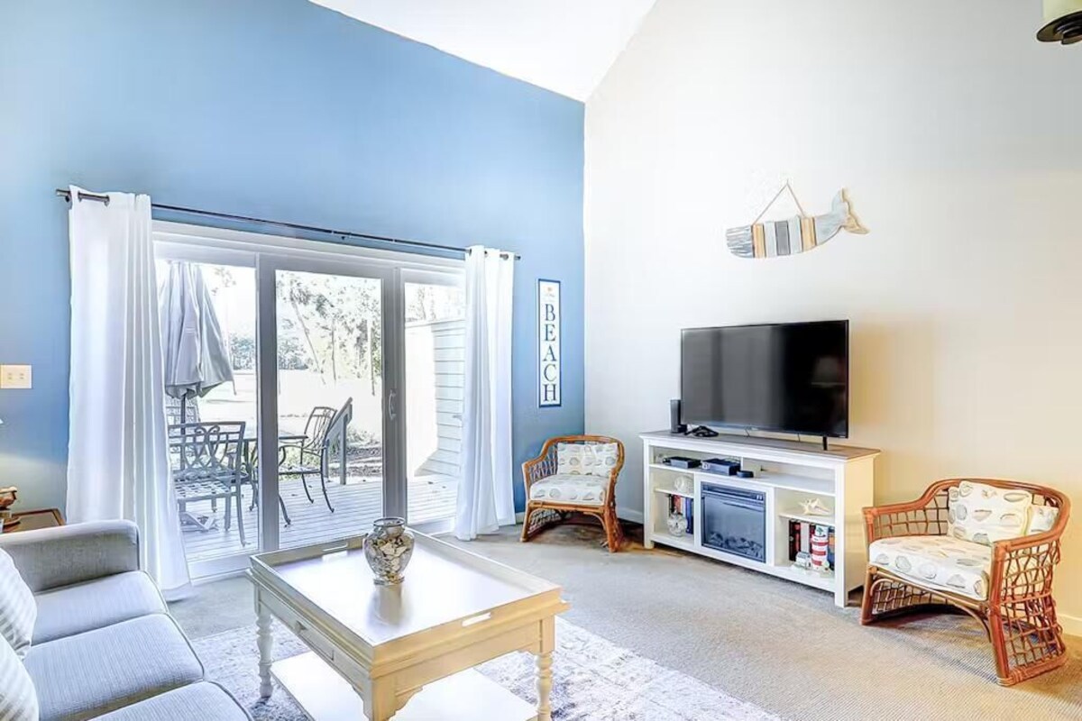 Pet Friendly Luxury 1 BR Greens Condo Near Beach Bikes & Beach Gear included