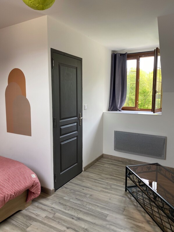 1 bedroom, bed sheets