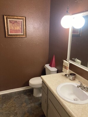 Douche, séchoir à cheveux, serviettes fournies, savon