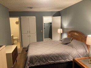 2 chambres, bureau, fer et planche à repasser, literie fournie