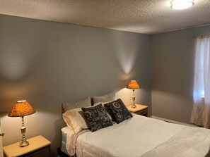 2 chambres, bureau, fer et planche à repasser, draps fournis