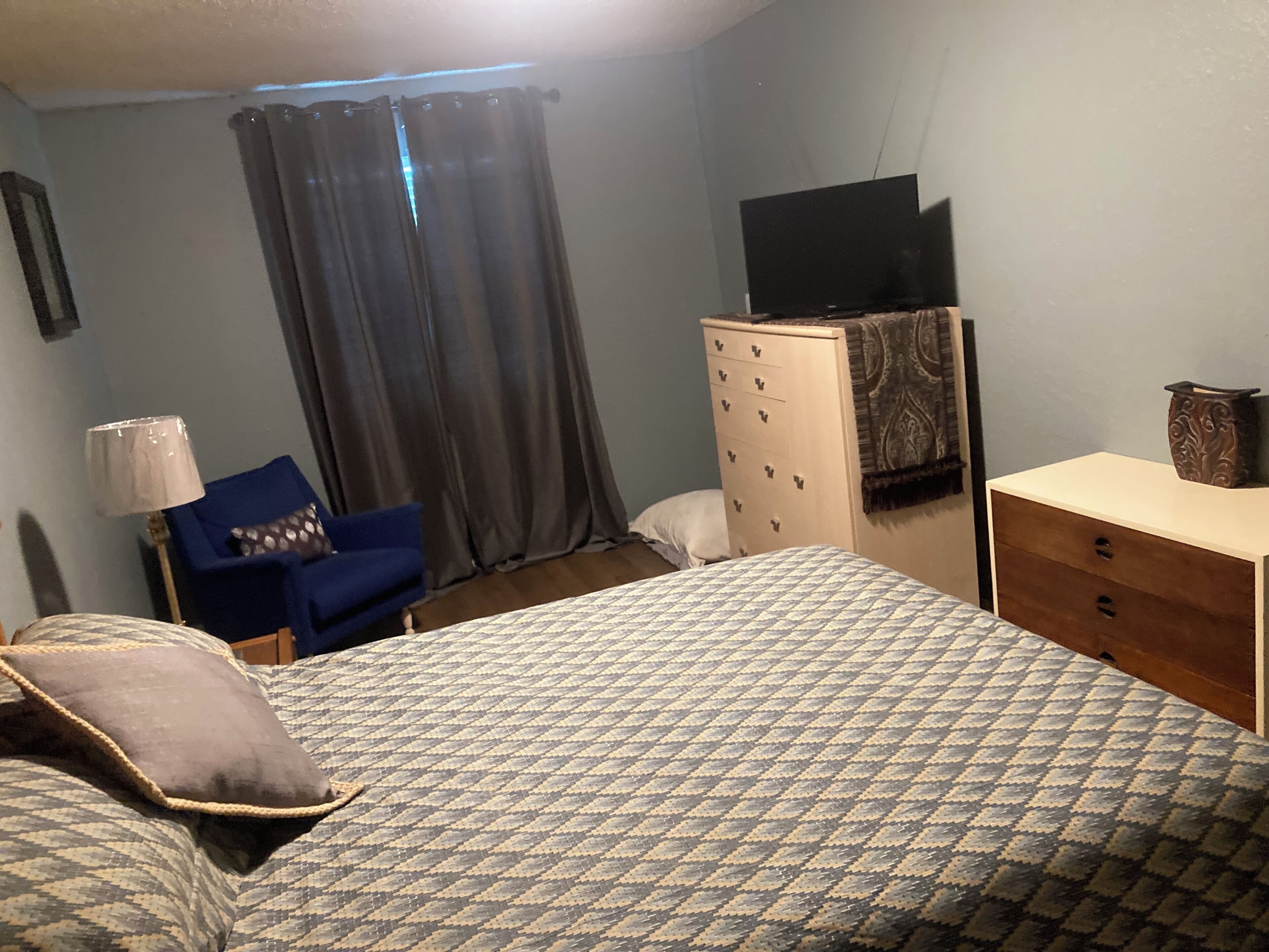 2 habitaciones, escritorio y ropa de cama 