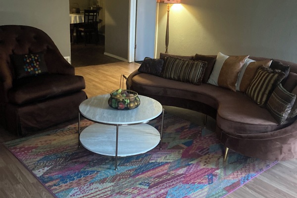 Smart-TV, peis, DVD-spiller og filmbibliotek