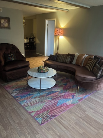 Smart TV, fireplace, DVD player, books. Movie Matinee Hideaway