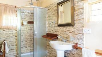 舒適木屋, 2 張單人床, 私人浴室, 花園 | 浴室 | 免費盥洗用品、吹風機、毛巾、肥皂