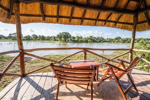 Comfort chalet, 2 eenpersoonsbedden, privébadkamer, uitzicht op rivier | Terras