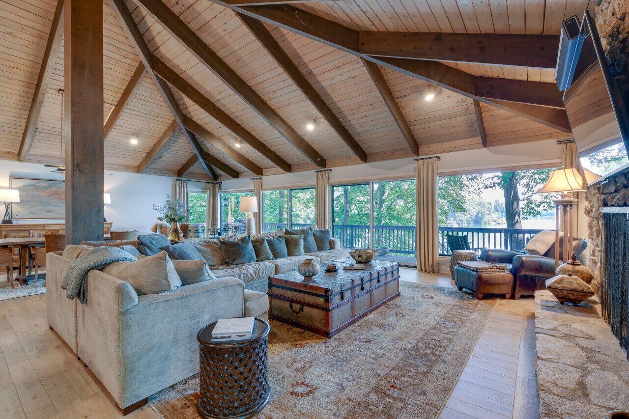 Smart-TV, Kamin, DVD-Player, Bücher