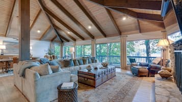 Smart-TV, Kamin, DVD-Player, Bücher