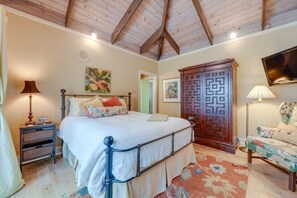 6 soverom, skrivebord, strykejern/-brett og reiseseng for barn