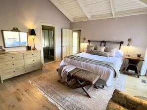 6 bedrooms, desk, iron/ironing board, travel crib