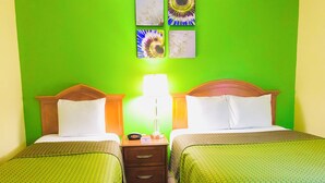 two room suite with 1 Queen Bed, 1 Twin Bed and 1 Sofa Bed | 1 間臥室、書桌、筆電工作空間、熨斗/熨衣板