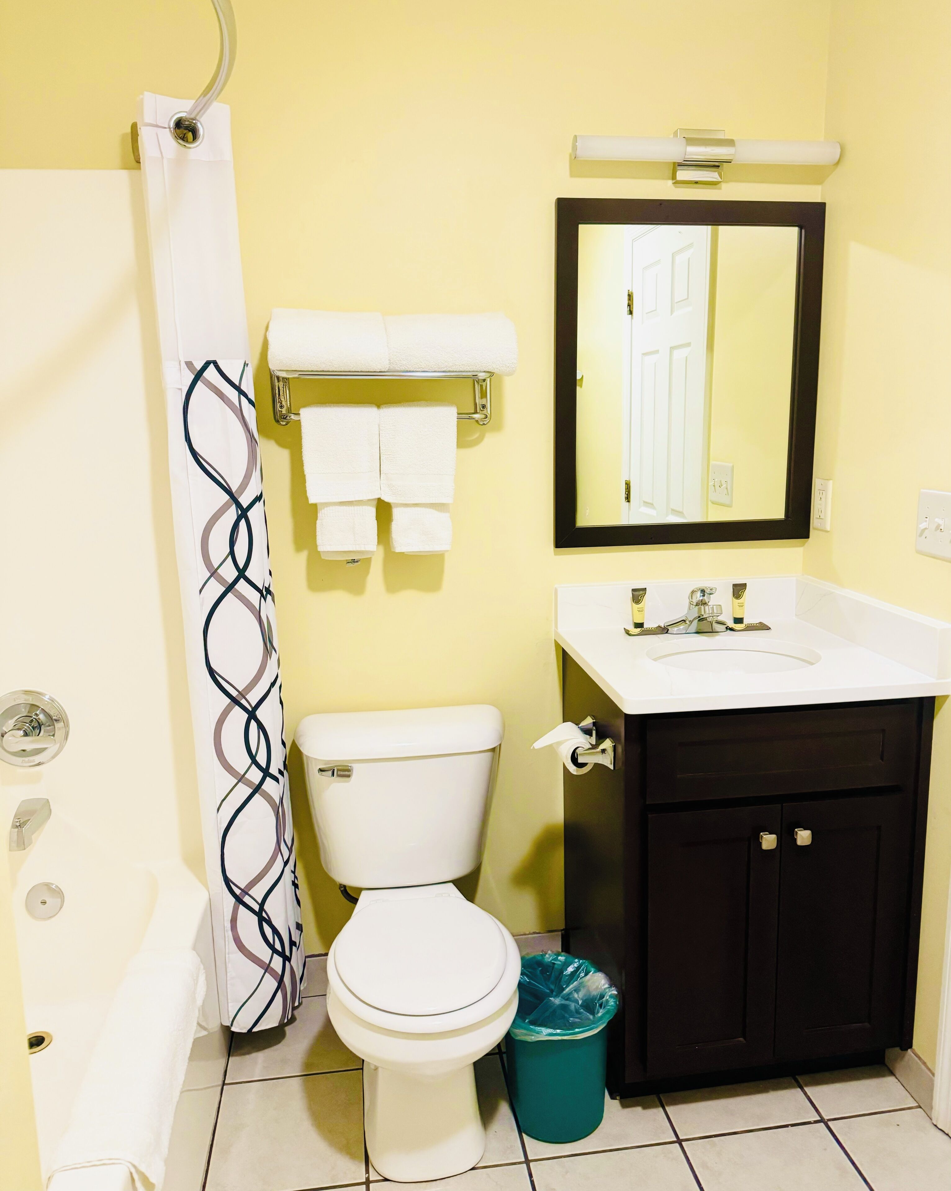 Badekar, hårtørrer, håndklæder, Sæbe