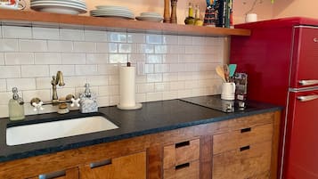 Réfrigérateur, micro-ondes, plaque de cuisson, cafetiÚre/bouilloire