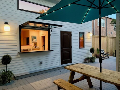 Walk to everything! Quiet downtown guest cottage.