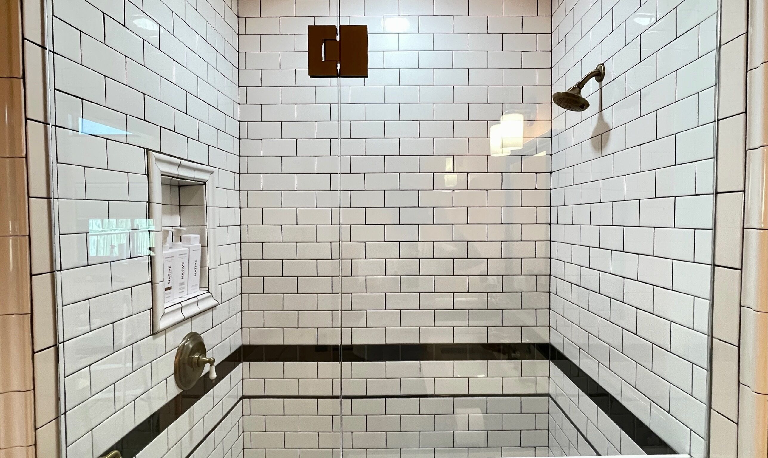 Douche, sèche-cheveux, serviettes fournies, savon