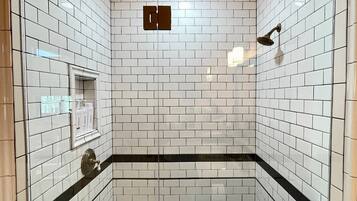 Douche, sĂšche-cheveux, serviettes fournies, savon
