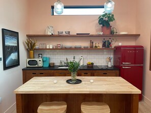 Kühlschrank, Mikrowelle, Herdplatte, Wasserkocher mit Kaffee-/Teezubehör