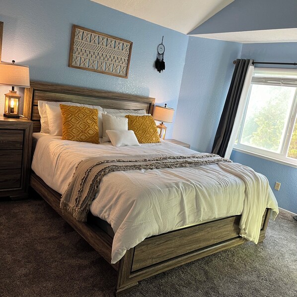 3 bedrooms, desk, WiFi, bed sheets