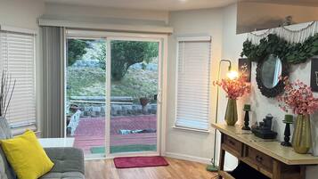 Een smart-tv, een open haard, boeken en een computerscherm