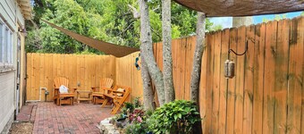 Cozy cottage minutes from beaches, historic downtown, and vibrant arts district!