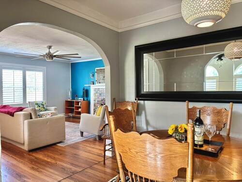 Cozy cottage minutes from beaches, historic downtown, and vibrant arts district!