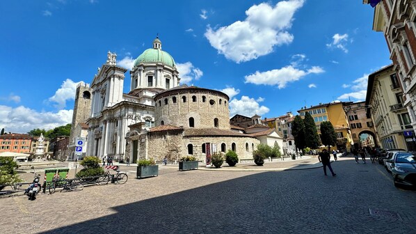 Stunning historic landmark with a prominent dome and twin towers, set amidst a charming cobblestone square.