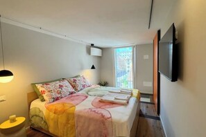 1 bedroom, bed sheets - Wonderful two-room apartment  (Brescia)