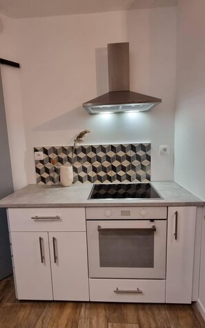 Kühlschrank, Mikrowelle, Ofen, Herdplatte