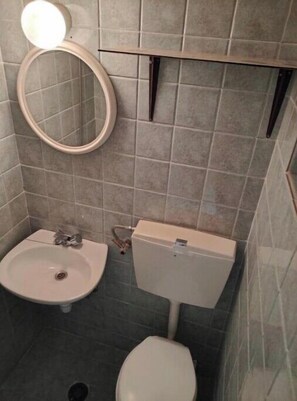 Hair dryer, towels, shampoo, toilet paper - Cleopatra's House Apartments 1BR Apartment (Archangelos)