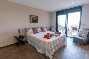 4 slaapkamers, een strijkplank/strijkijzer, gratis wifi, beddengoed