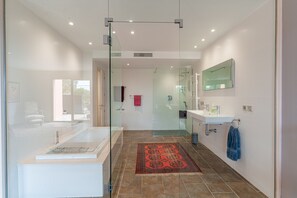 Shower, hair dryer - Eleanor´s house, wonderful spacious villa in Llafranc (Llafranc)