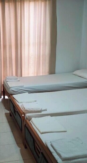 3 quartos, ferros/tábuas de passar roupa, acesso à internet