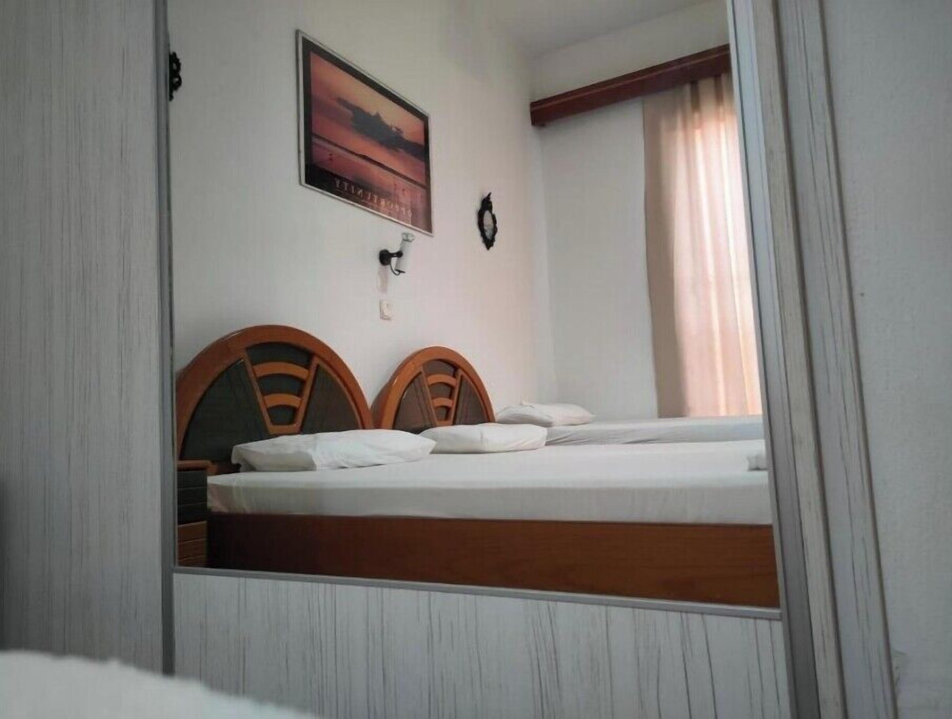 3 bedrooms, iron/ironing board, internet, bed sheets