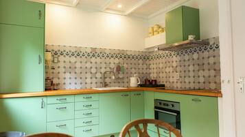 Een koelkast, een magnetron, een oven, een kookplaat