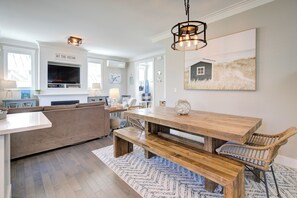 Dining - 5 Min Walk to Beach, Dining, & Shops, PVT Hot Tub + Fenced Yard, Dog Friendly (Pacific Beach)
