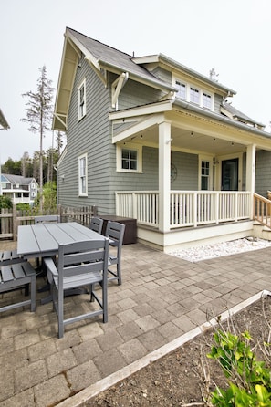 Outdoor dining - 5 Min Walk to Beach, Dining, & Shops, PVT Hot Tub + Fenced Yard, Dog Friendly (Pacific Beach)