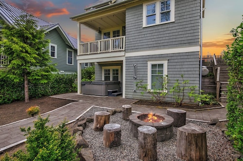5 Min Walk to Beach, Dining, & Shops, PVT Hot Tub + Fenced Yard, Dog Friendly