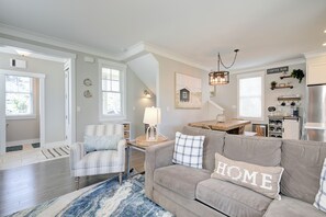 Televisor intel·ligent, llar de foc i llibres 