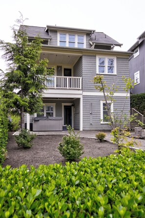 Exterior - 5 Min Walk to Beach, Dining, & Shops, PVT Hot Tub + Fenced Yard, Dog Friendly (Pacific Beach)