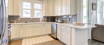 Charming Beach House - 5 Min Walk to Shops, Dining, & Beach + Hot Tub + Dogs OK