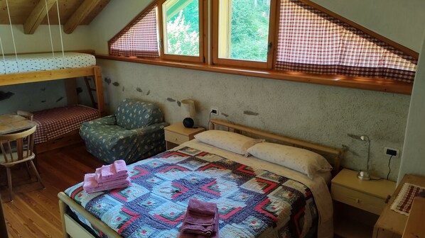 1 bedroom, bed sheets