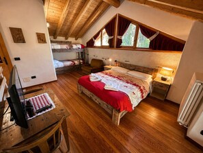 1 Schlafzimmer, Schreibtisch, Bettwäsche
