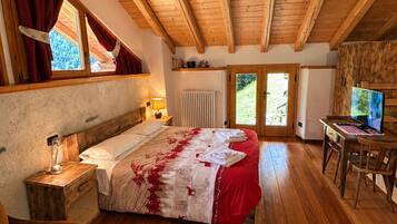 1 slaapkamer, een bureau, beddengoed