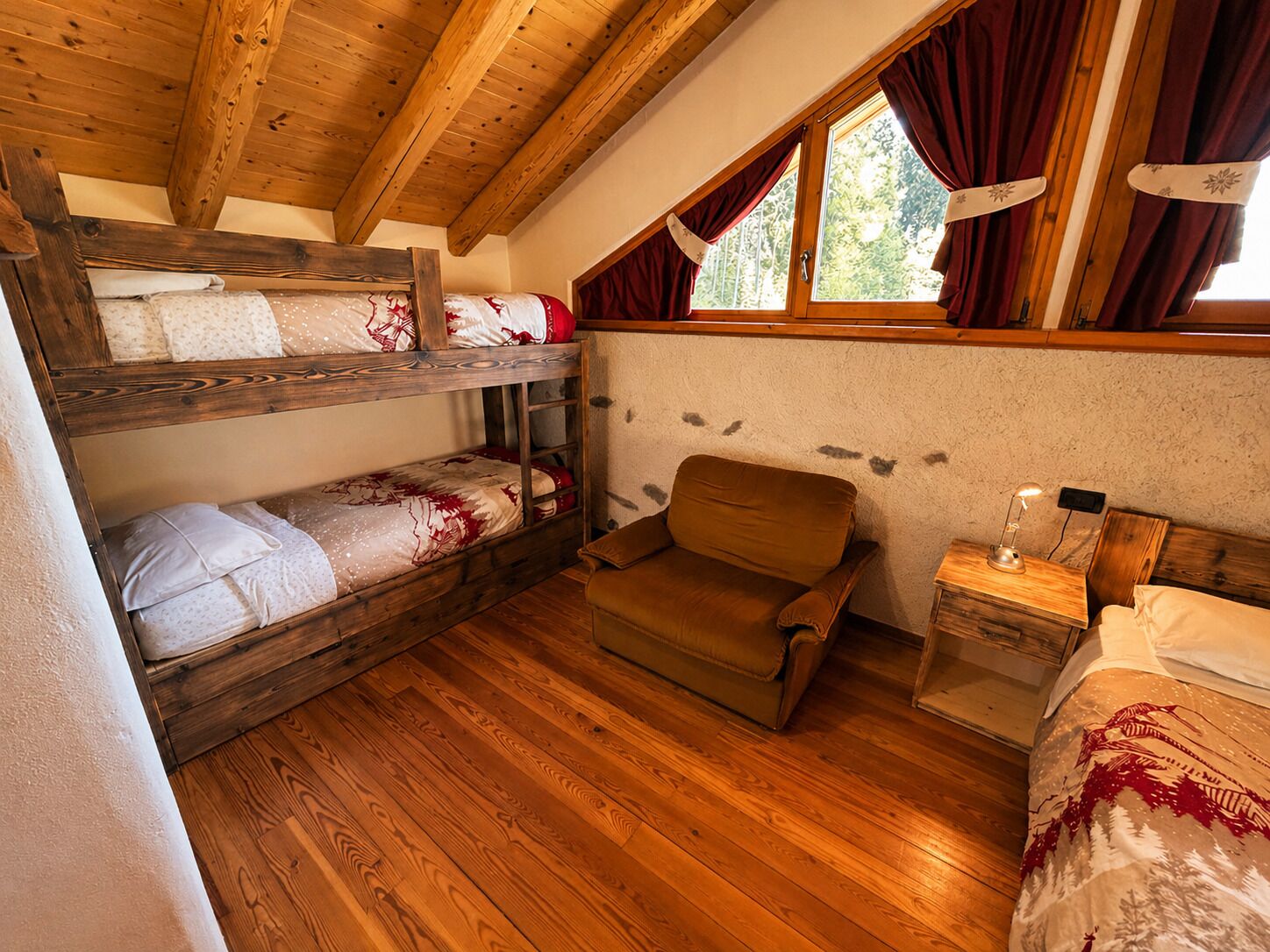 1 slaapkamer, een bureau, beddengoed