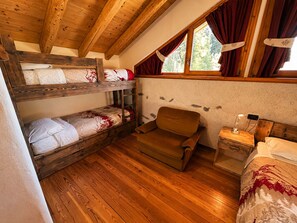 1 habitación, escritorio y ropa de cama 