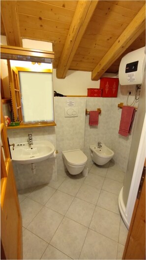 Douche, sèche-cheveux, chaussons, bidet